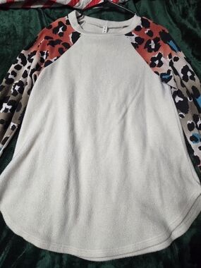 Cream Crewneck Sweater with Multicolor Leopard Raglan Sleeves